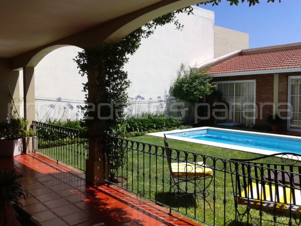 VENDO IMPECABLE CASA CON QUINCHO Y PILETA - zona rulo del Tunel