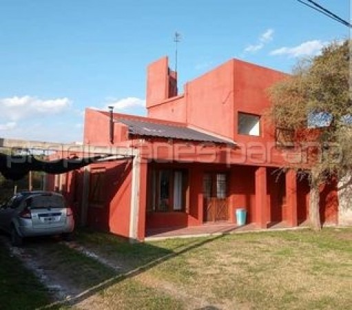 VENDO HERMOSA CASA CON PILETA EN ORO VERDE