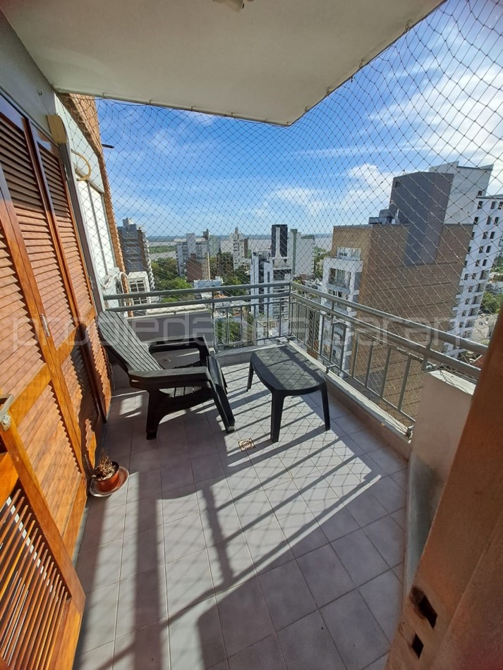 VENDO IMPECABLE SEMIPISO DE 2 DORMITORIOS, COCHERA Y BALCON CON VISTA AL RIO, en Zona Parque