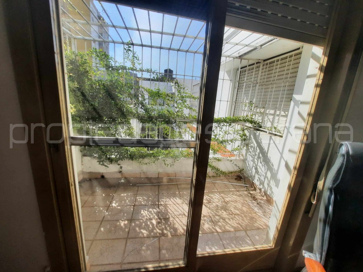 VENDO AMPLIO DEPARTAMENTO TIPO DUPLEX DE 3 DORMITORIOS Y BALCON, zona Tribunales