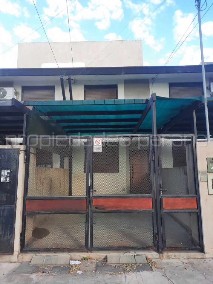 ALQUILO HERMOSO DUPLEX CON COCHERA Y PATIO CON VERDE