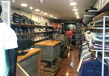 ALQUILO LOCAL COMERCIAL CON VIDRIERA EN PEATONAL