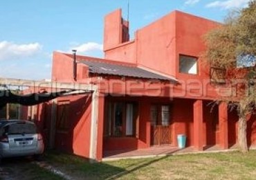 VENDO HERMOSA CASA CON PILETA EN ORO VERDE