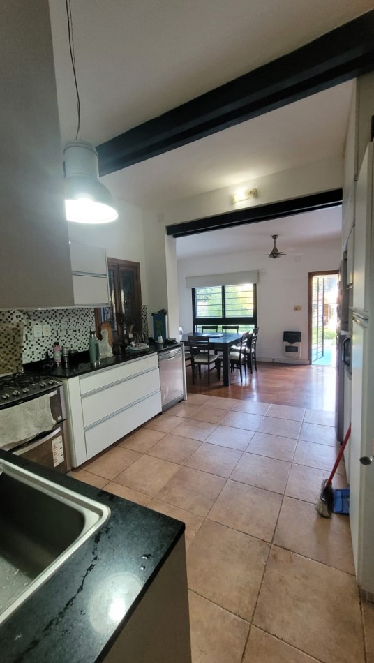 VENDO HERMOSA CASA, CON 2 COCHERAS, QUINCHO, FONDO CON VERDE Y PILETA