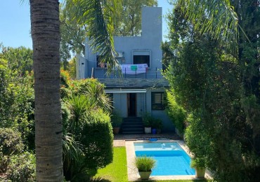 VENDO HERMOSA CASA, CON 2 COCHERAS, QUINCHO, FONDO CON VERDE Y PILETA