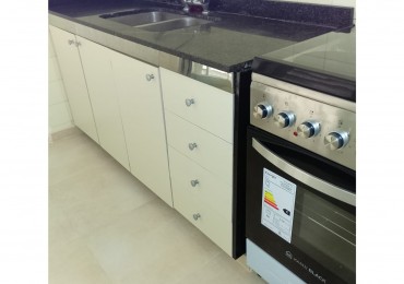 ALQUILO COMODO MONOAMBIENTE CON COCINA SEPARADA, en pleno Centro, a media cuadra de la Peatonal
